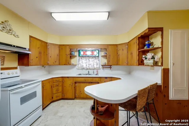 461 Highway 173 S Devine, TX 78016